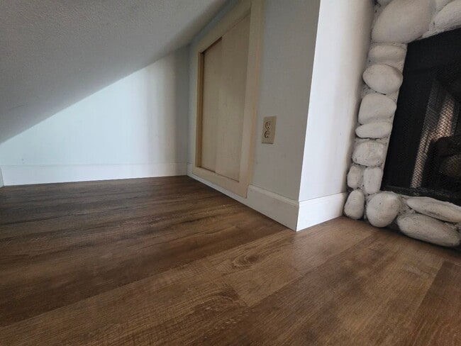 Building Photo - RENOVATED 2BD/1.5 BATH WITH PARKING, LAUNDRY, AND FULL H-VAC
