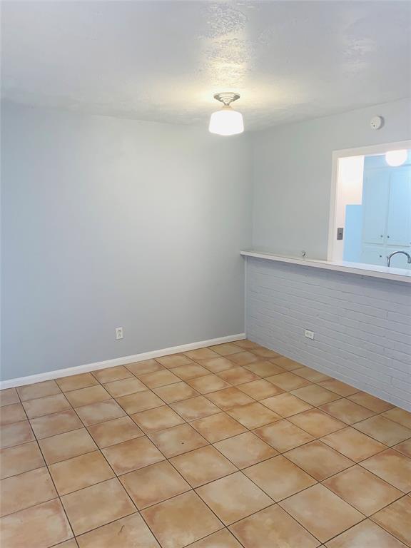 Building Photo - 1611 Mapleton Dr