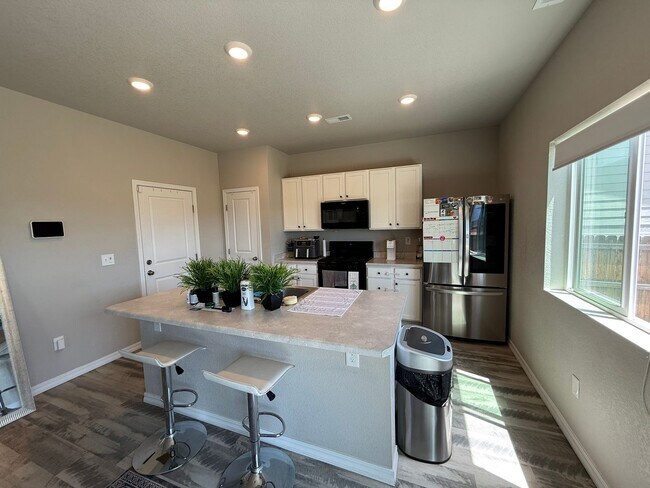 Building Photo - 4 Bed 3 Bath Home Minutes Away from Ft. Carson, Peterson SFB , & Schriever SFB!!