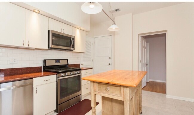 Building Photo - 2204 N Clybourn Ave