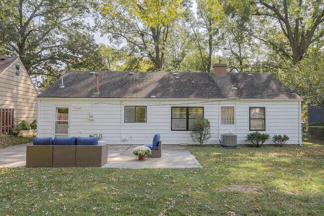 Building Photo - 2324 W 79th Terrace