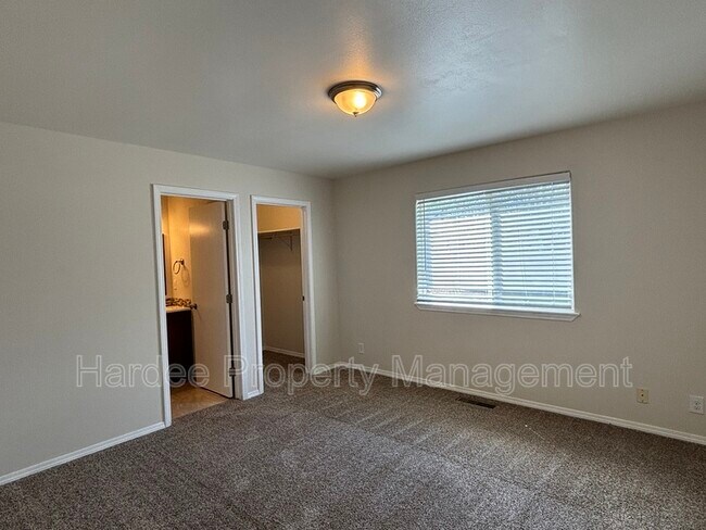 Building Photo - 2411 W Baystone Dr
