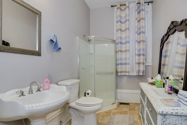 Building Photo - 629 Greene St