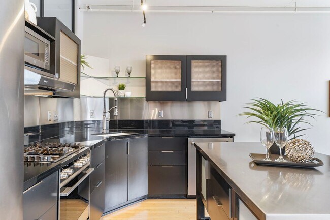 Building Photo - Elizabeth Lofts - 7th floor north facing p...
