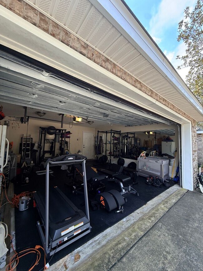 Building Photo - PRIME location Kenwood home with a great backyard!