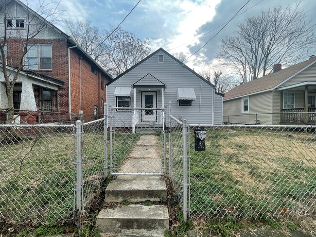 Building Photo - 2 bed house w Laundry, All electric, central HVAC, fenced yard, hardwoods