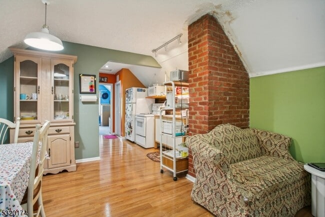 Building Photo - 16 Henry St