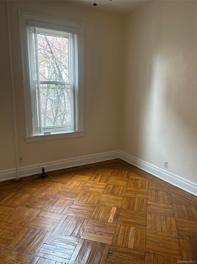 Building Photo - 594 E 38th St