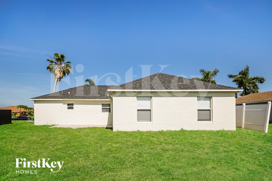 Building Photo - 1120 NW 11th Pl