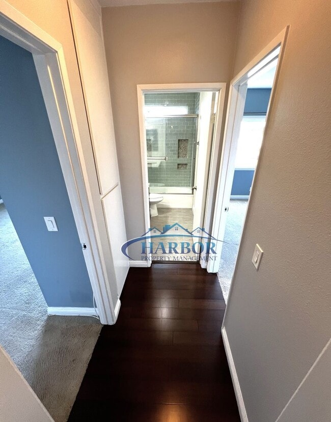 Building Photo - Charming 2-Bed 2-Bath with Private Deck & ...
