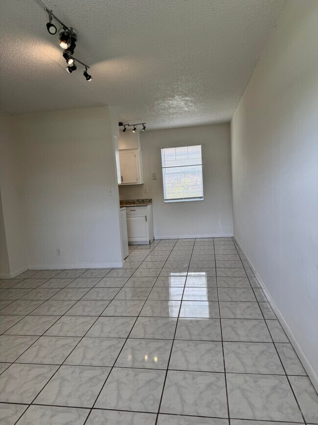 Building Photo - 650 SW 15th Ave