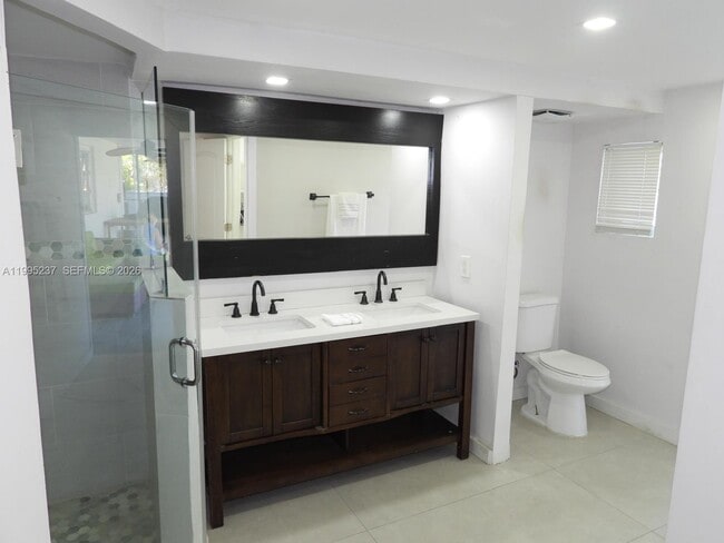 Building Photo - 715 Hollywood Blvd