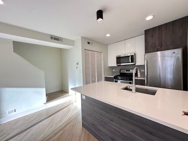 Building Photo - 949 W Grace St