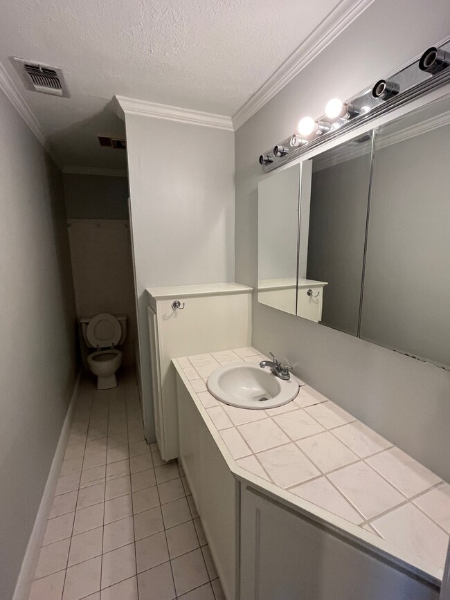 Building Photo - 932 Helios Ave