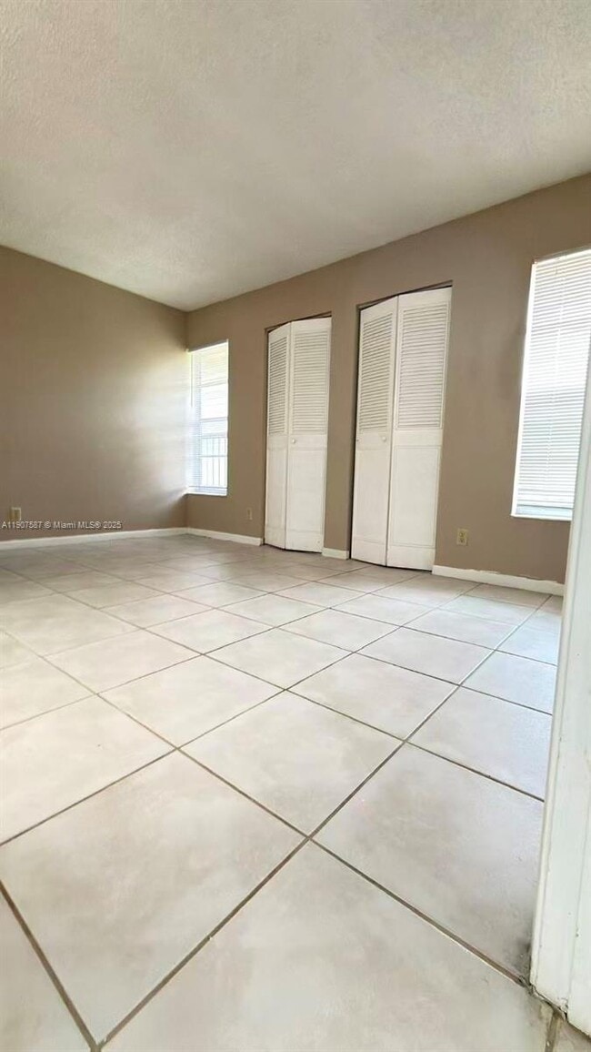 Building Photo - 10179 Twin Lakes Dr