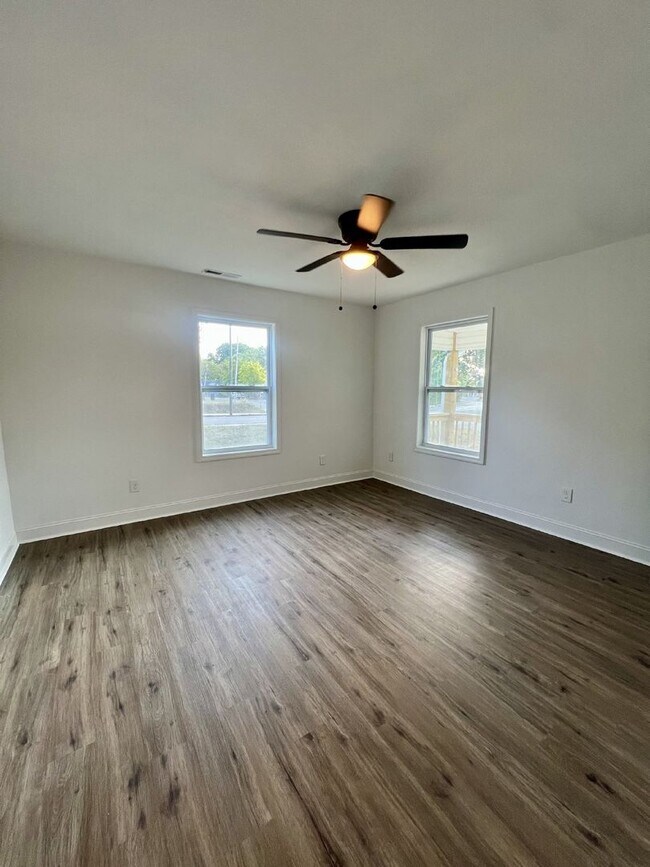 Building Photo - Charming 3-Bed, 2-Bath Gem on Arlington Ave