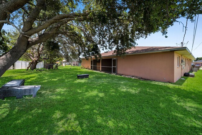 Building Photo - 3738 Santa Barbara Blvd S