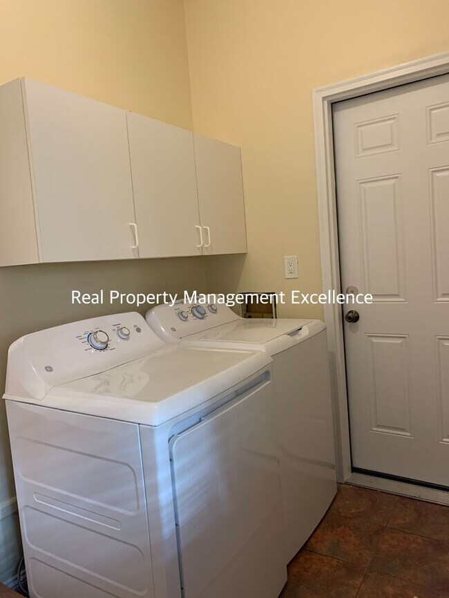 Building Photo - Renovated Raleigh Ranch, Convenient To 440...