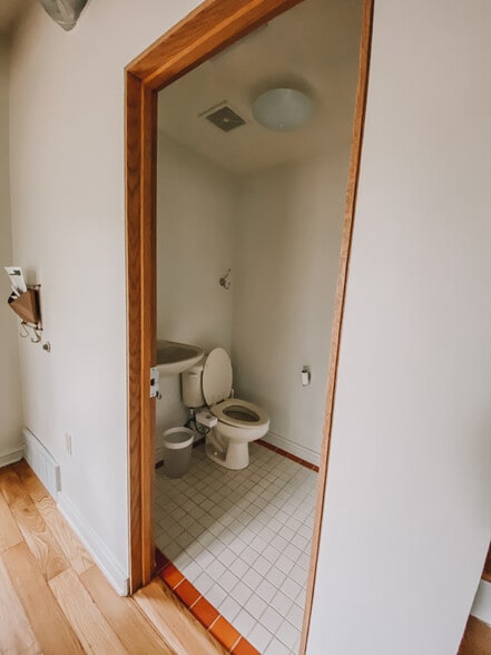 Half Bath - 2012 Harbert Ave