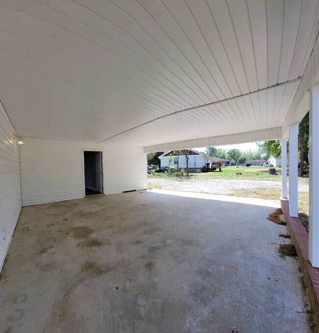 Building Photo - Spacious 3 Bedroom Home in District 6 – Re...