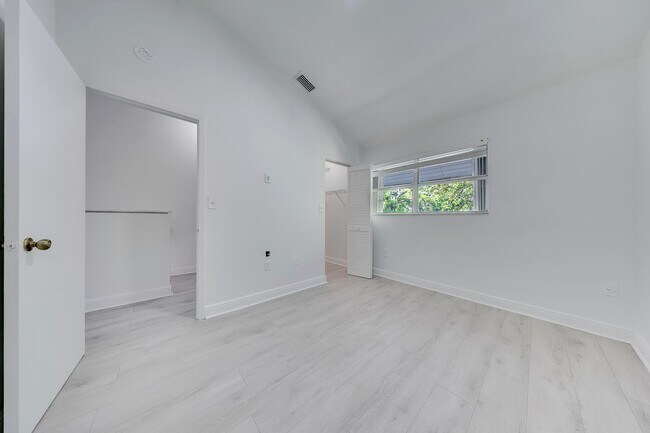 Building Photo - 798 Crandon Blvd