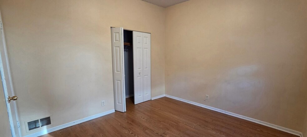 Building Photo - 215 W 31st St