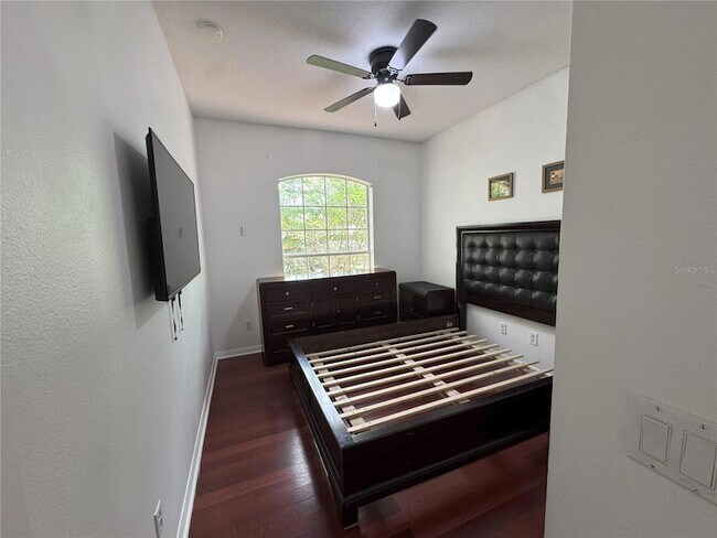Building Photo - 139 Chaucer Ave