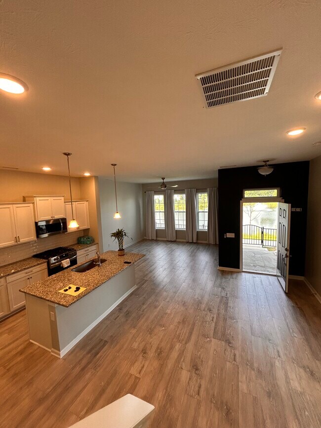 Building Photo - 1099 Valentine Ln