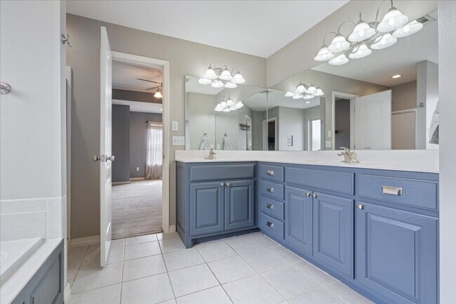 Building Photo - Discover this spacious 4-bedroom, 2-bath home