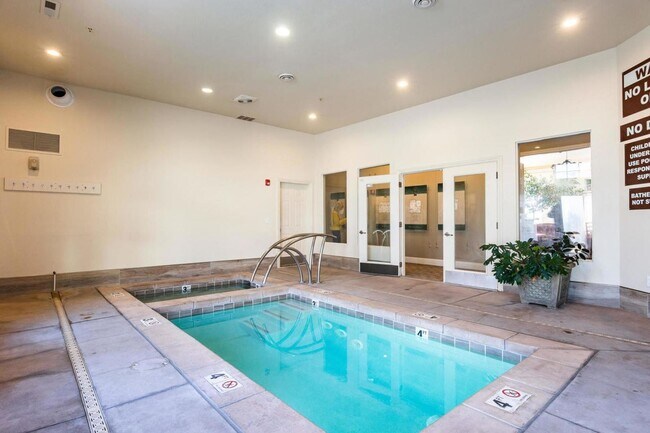 Building Photo - 2 Level Canyon Creek Condo