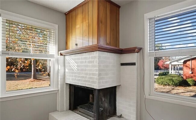 Building Photo - 2529 Sycamore St