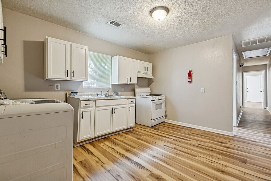 Building Photo - 2562 N Galvez St