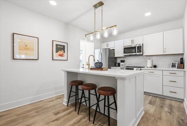 Building Photo - 643 W 8th Ave