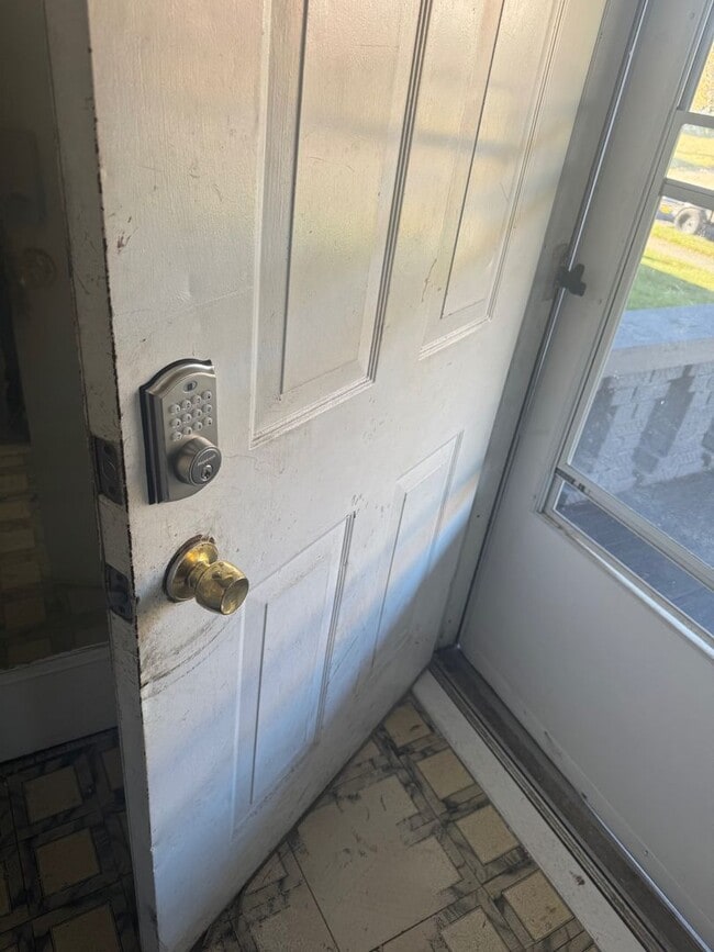 Building Photo - Charming 3-Bedroom Property in Prime Location (SECTION 8 VOUCHERS ACCEPTED)