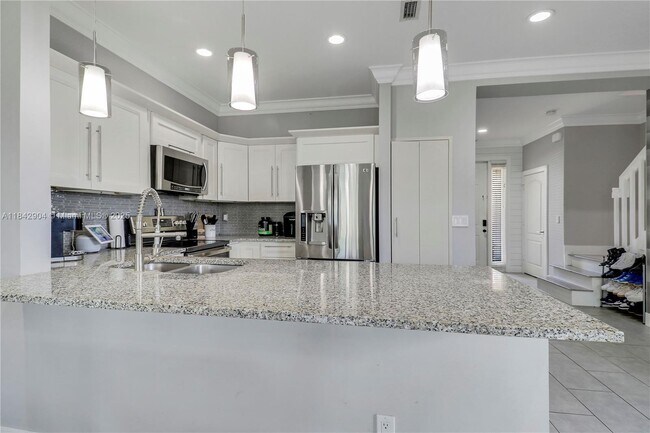 Building Photo - 6047 Seminole Gardens Cir