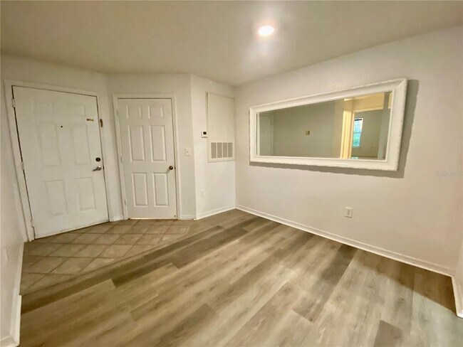 Building Photo - 5463 Vineland Rd