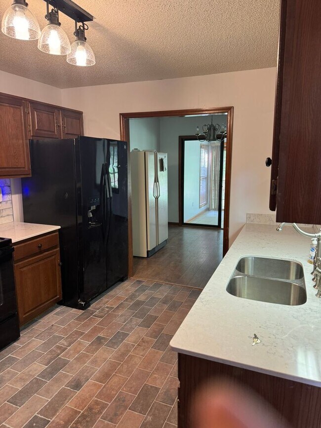 Building Photo - 1175 Pebble Dr