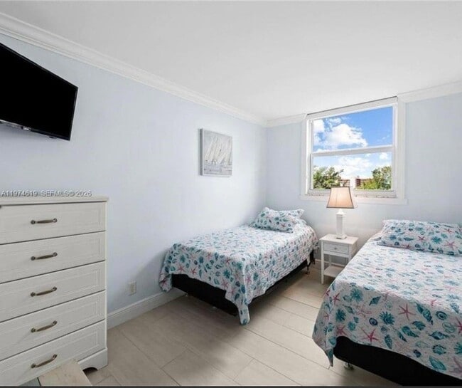 Building Photo - 1505 N Riverside Dr