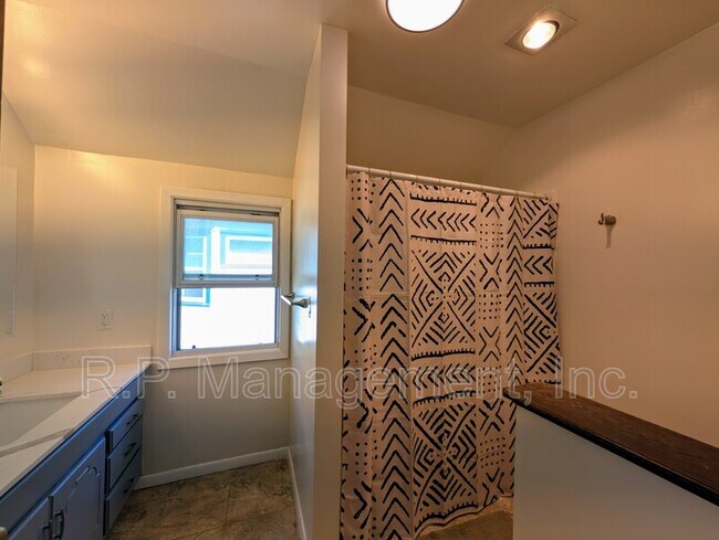 Building Photo - 398 N Herschel St