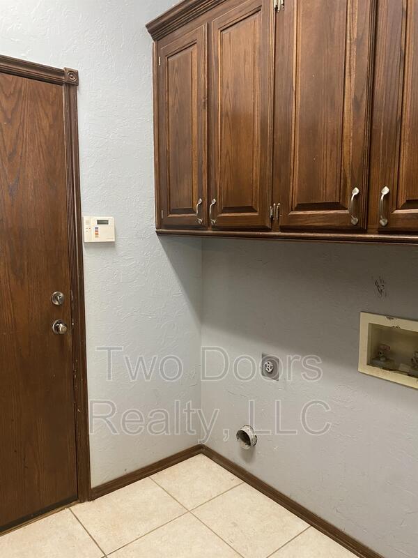 Building Photo - 617 Allison Ln