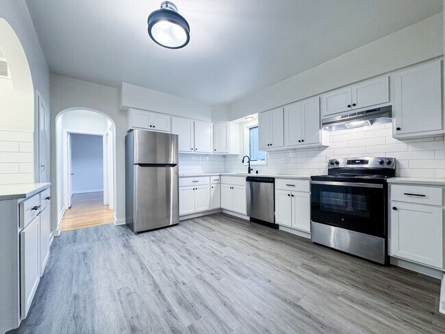 Primary Photo - 1220-1228 Williamson St