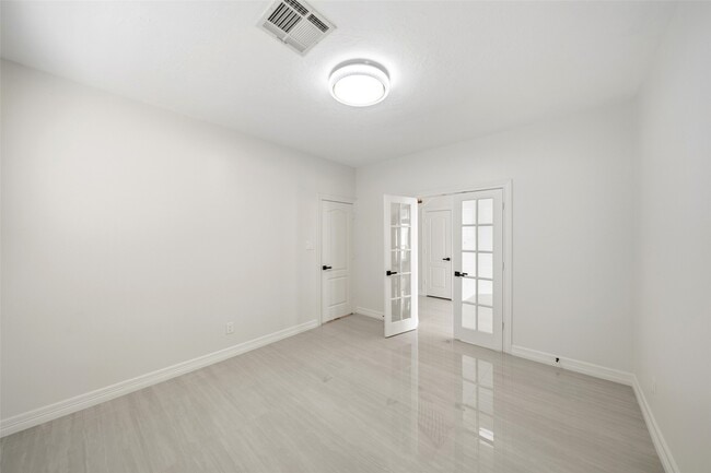 Building Photo - 5622 Lake Pl Dr