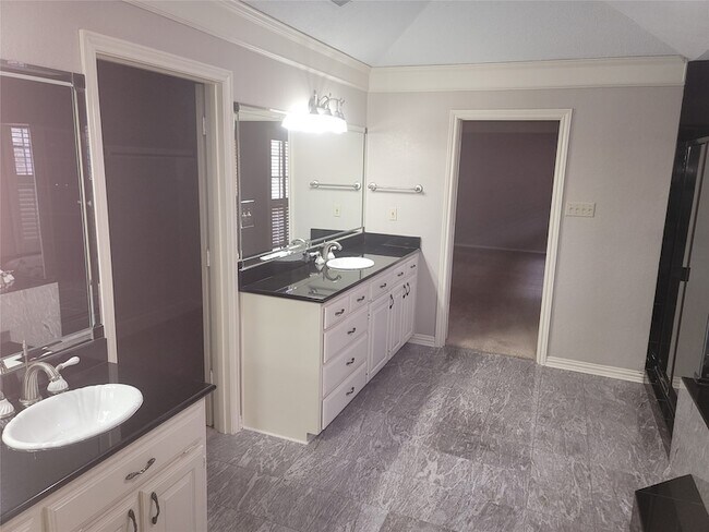 Building Photo - 5719 Encore Dr