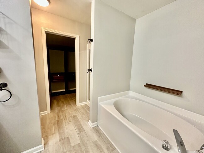 Building Photo - Spacious Townhome with a Private Courtyard in Westbury Park!