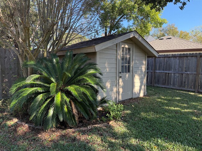 Building Photo - 523 Earls Ct Dr