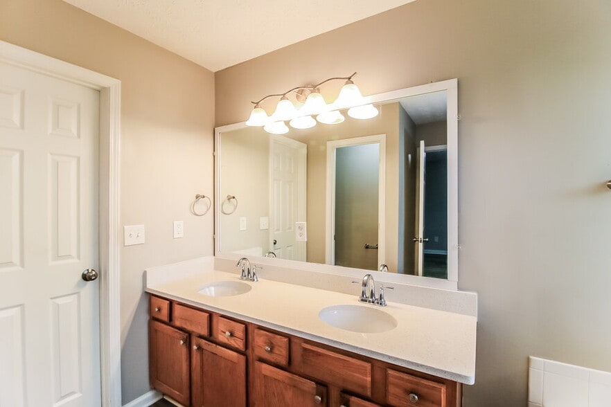 Building Photo - 216 Rivergate Ct