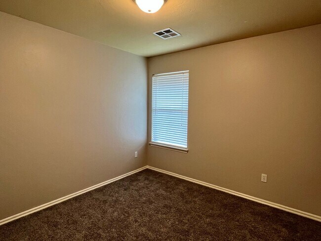 Building Photo - 4 Bed 2 Bath Home in Mustang Schools