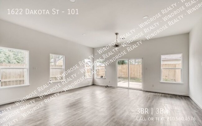 Building Photo - Beautiful Townhome!