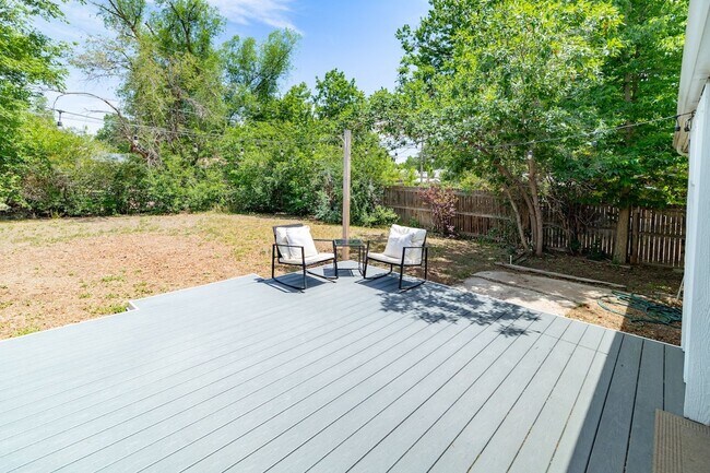 Building Photo - Amazing 3 bed/3 bath rental.  New Flooring!!  Solar Panels!!