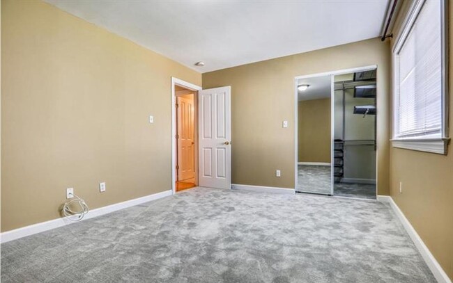 Building Photo - Lovely 2 BR/1 BA Condo in Benning Ridge!